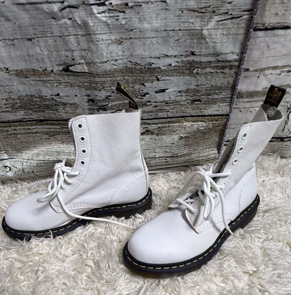 Dr. Martens White Leather 9 Woman’s/8 Mens US